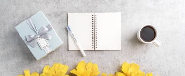 Anneler Günü bayramı hediyesi fikri. Gri arkaplanda sarı lale çiçeği buketi tasarımı.