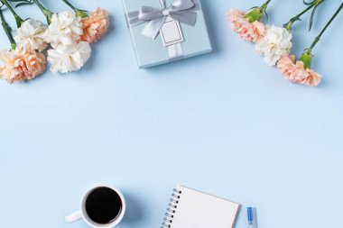 Anneler Günü 'nün dizayn birleşimi karanfil çiçeği, bayram hediyesi fikri ve annemin masa arkasında defter günlüğü..