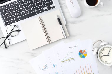 Boş defter, rapor, mermer beyaz zemin üzerinde alarm saati, zamanlama yönetimi ve program planlama kavramı ile ofis masası çalışma kavramının üst görünümü.