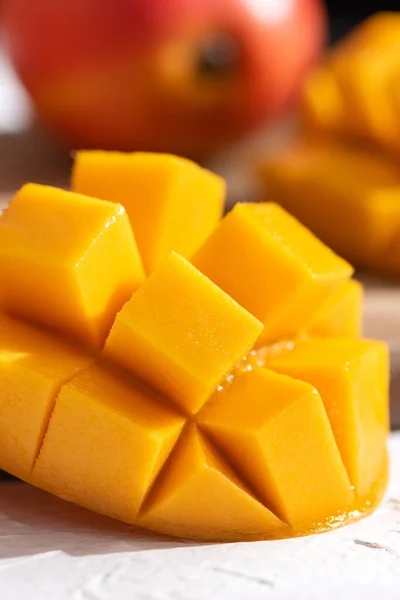 Gewürzte Frische Mango Früchte Auf Einem Weißen Teller Über Einem — Stockfoto