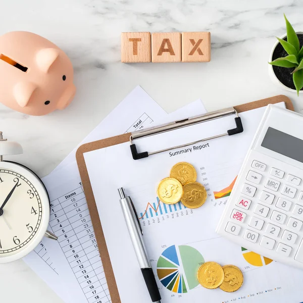 大理石の白いテーブルに税金の概念を支払う 概要と計算を読むのトップビュー — ストック写真