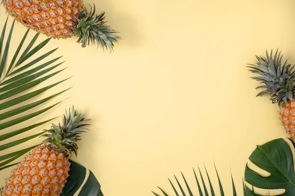 Vue Dessus Ananas Frais Avec Palmier Tropical Feuilles Monstère Sur — Photo