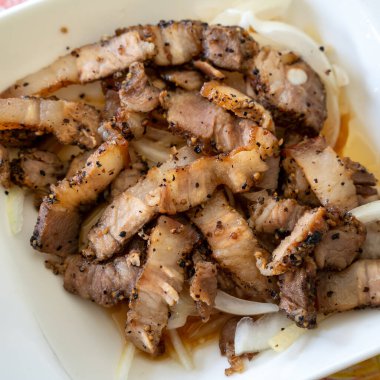 Lezzetli Tayvan usulü tuzlu domuz eti ve soğanlı restoranı kapat..