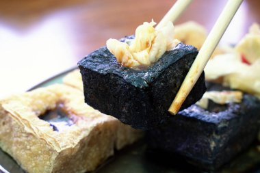 Kızarmış, kokuşmuş tofu mayalanmış fasulye, turşulu lahana, Tayvan 'da ünlü ve lezzetli sokak yemekleri, yaşam tarzı..