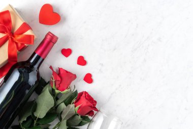 Gül ve şaraplı sevgililer günü hediyesinin en üst görüntüsü, özel tatil yemeği için şenlikli tasarım konsepti.