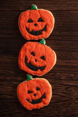 Cadılar Bayramı 'nın en iyi manzarası dekore edilmiş zencefilli kurabiye kurabiyeleri fotokopi alanı ve düz konum.