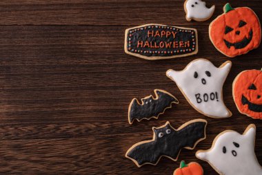 Cadılar Bayramı 'nın en iyi manzarası dekore edilmiş zencefilli kurabiye kurabiyeleri fotokopi alanı ve düz konum.