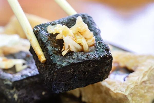 Kızarmış, kokuşmuş tofu mayalanmış fasulye, turşulu lahana, Tayvan 'da ünlü ve lezzetli sokak yemekleri, yaşam tarzı..