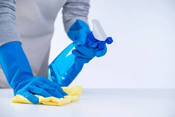 Junge Haushälterin Schürze Putzt Wischt Mit Feuchtem Lappen Die Tischfläche — Stockfoto