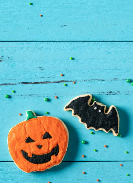 Draufsicht Von Halloween Festlich Dekoriert Gebackene Puderzucker Lebkuchen Auf Blauem — Stockfoto