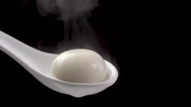 Bola Masa Arroz Tangyuan Fresca Caliente Una Cuchara Blanca Sobre — Vídeo de stock