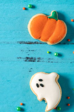 Cadılar Bayramı 'nın en güzel manzarası fırınlanmış zencefilli kurabiye kurabiyeleri mavi arka planda fotokopi alanı ve düz yerde..