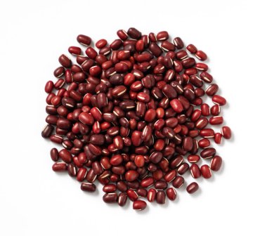 Beyaz masa üzerinde izole edilmiş ham adzuki kırmızı fasulye üst görünümü