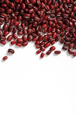 Beyaz masa üzerinde izole edilmiş ham adzuki kırmızı fasulye üst görünümü
