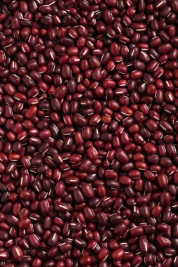 Üst görünüm ham adzuki kırmızı fasulye kaşık ile arka plan.