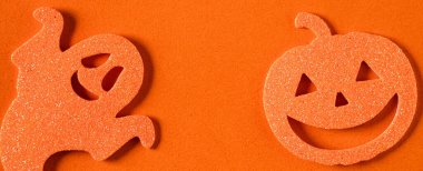 Turuncu kağıt masa zemininde yaratıcı Cadılar Bayramı konsepti dekorasyonunun en üst görüntüsü.