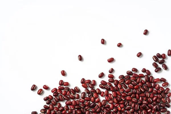 Beyaz masa üzerinde izole edilmiş ham adzuki kırmızı fasulye üst görünümü