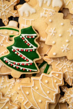 Süslü yeşil aromalı zencefilli noel ağacı kurabiyesi, fotokopi alanı, bayram kutlaması konsepti.