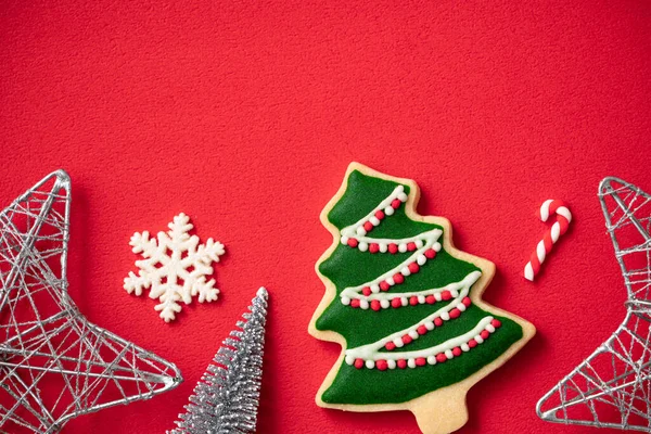 Ovanifrån Dekorerad Jul Pepparkakor Cookies Med Dekorationer Rött Bord Bakgrund — Stockfoto