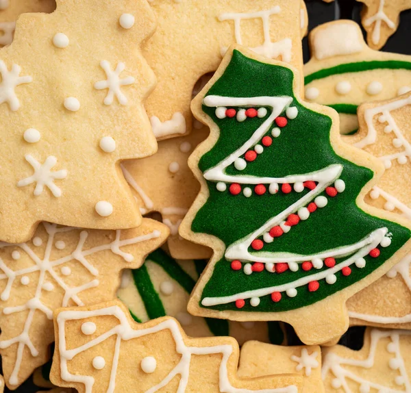 装飾された緑のプレーン風味ジンジャーブレッドクリスマスツリークッキーのトップビューコピースペース 休日のお祝いの概念 — ストック写真