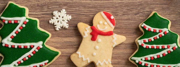 Ovanifrån Dekorerad Jul Pepparkakor Cookies Med Dekorationer Träbord Bakgrund Med — Stockfoto