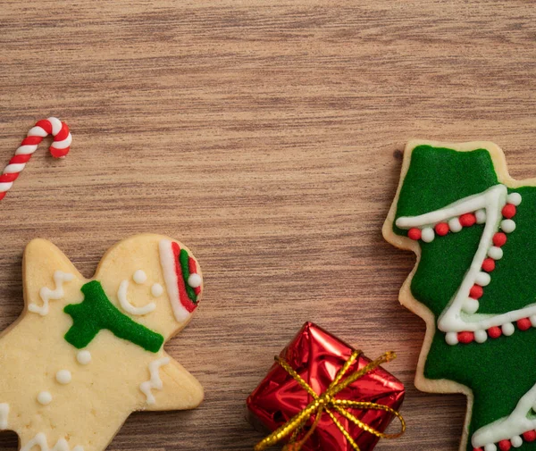 Ovanifrån Dekorerad Jul Pepparkakor Cookies Med Dekorationer Träbord Bakgrund Med — Stockfoto