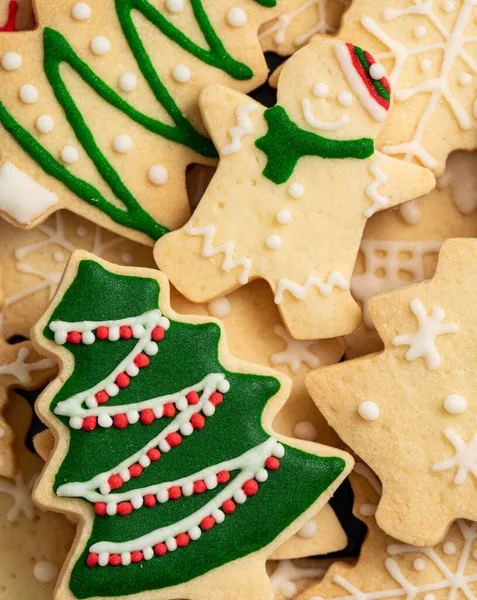 装飾された緑のプレーン風味ジンジャーブレッドクリスマスツリークッキーのトップビューコピースペース 休日のお祝いの概念 — ストック写真