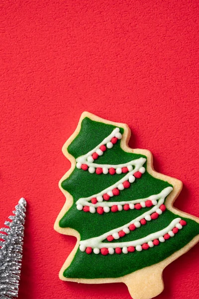 Ovanifrån Dekorerad Jul Pepparkakor Cookies Med Dekorationer Rött Bord Bakgrund — Stockfoto