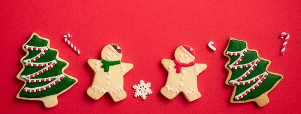 Ovanifrån Dekorerad Jul Pepparkakor Cookies Med Dekorationer Rött Bord Bakgrund — Stockfoto