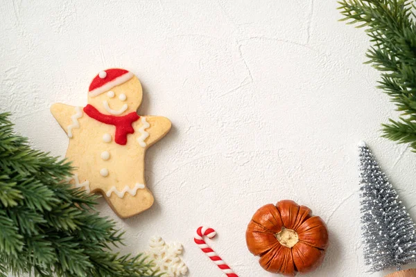 装飾されたクリスマスジンジャーブレッドクッキーのトップビューコピースペースと白いテーブルの背景に装飾 休日のお祝いの概念 — ストック写真