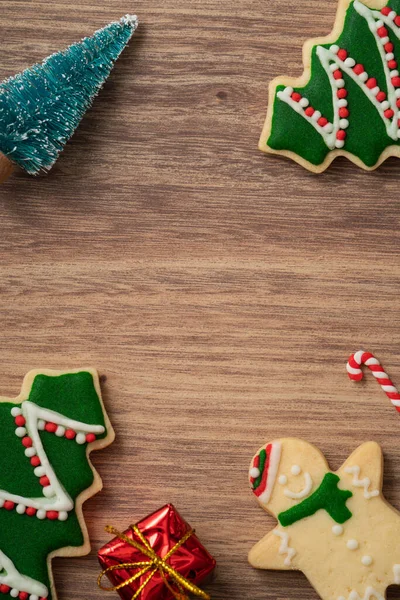 Draufsicht Auf Dekorierte Lebkuchen Mit Dekorationen Auf Holztischhintergrund Mit Kopierraum — Stockfoto