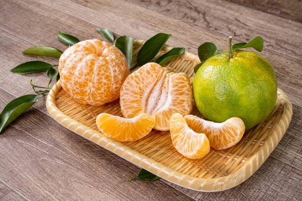 Mandarina Verde Fresca Naranja Mandarina Con Hojas Frescas Mesa Madera —  Fotos de Stock