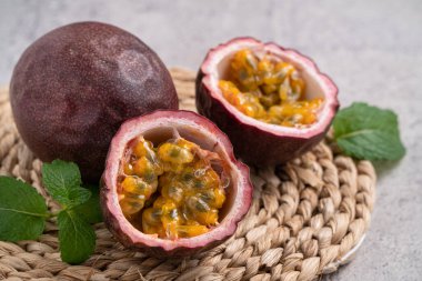 Gri masa arkaplanındaki lezzetli taze tutku meyvesini kapat..