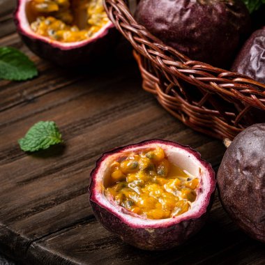 Gri masa arkaplanındaki lezzetli taze tutku meyvesini kapat..