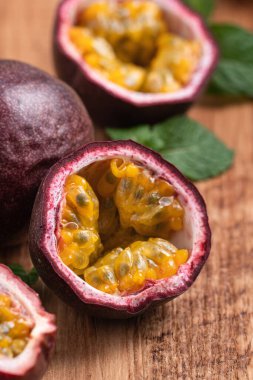 Tahta arka planda lezzetli taze tutku meyvelerini yakın plan..