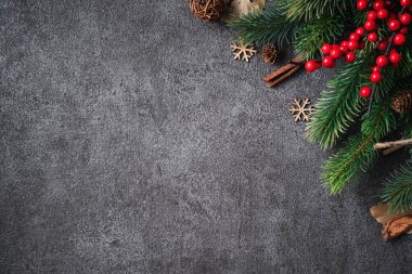 Köknar ağacı dalı, kar tanesi ve çam kozalakları ile Noel arkaplan tasarımı kavramının en üst görünümü.