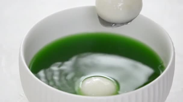 用红豆酱和甜茶汤在白桌上的碗里准备大汤圆 作为节日食品 — 图库视频影像