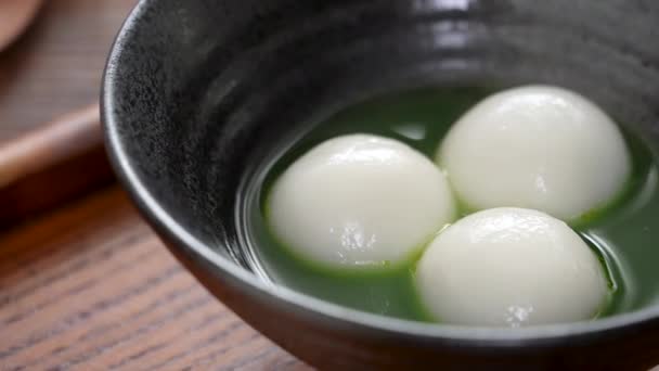 Zbliżenie Przygotowania Matcha Big Tangyuan Tang Yuan Słodką Zupą Matcha — Wideo stockowe