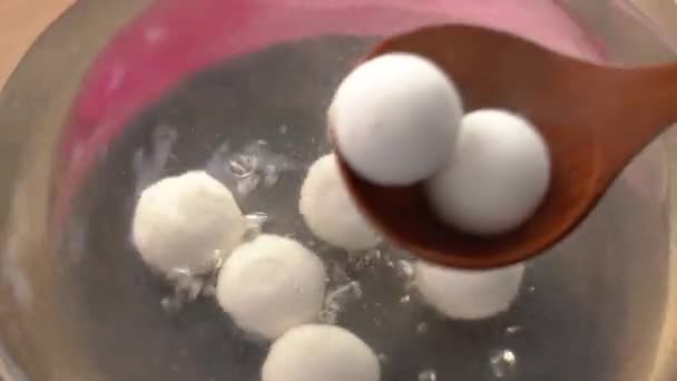 Kochen Und Kochen Traditioneller Großer Köstlicher Tangyuan Tang Yuan Reisknödelbällchen — Stockvideo