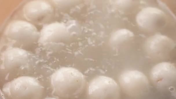 料理と沸騰伝統的な大きなおいしいTangyuan 冬のSolsticeとYuanxiao祭りの食べ物のためのお団子ボール — ストック動画
