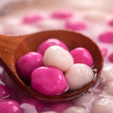 Pişirme ve kaynatma geleneksel tangyuan, tang yuan, pirinç köfteleri Kış Gündönümü ve Yuanao Festivali yemekleri.