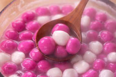 Pişirme ve kaynatma geleneksel tangyuan, tang yuan, pirinç köfteleri Kış Gündönümü ve Yuanao Festivali yemekleri.