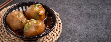 Bawan 'ın (Ba Wan), Tayvan köftelerinin lezzeti, lezzetli sokak yemekleri, domuz eti ve karidesle sarılmış nişasta şeklinde hamur tatlısı.