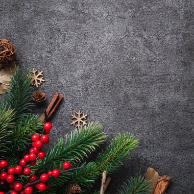 Köknar ağacı dalı, kar tanesi ve çam kozalakları ile Noel arkaplan tasarımı kavramının en üst görünümü.