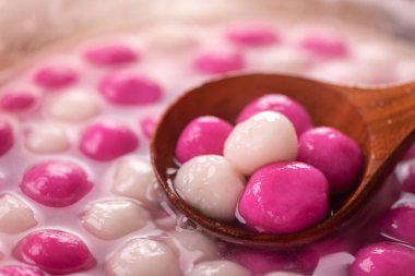 Pişirme ve kaynatma geleneksel tangyuan, tang yuan, pirinç köfteleri Kış Gündönümü ve Yuanao Festivali yemekleri.