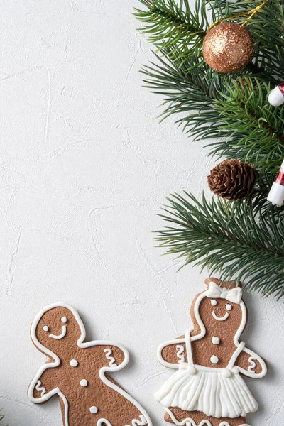 Ovanifrån Dekorerad Jul Pepparkakor Cookies Med Dekorationer Vitt Bord Bakgrund — Stockfoto