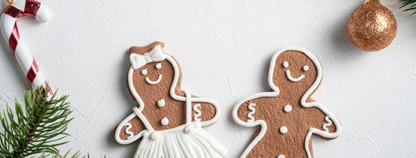 Ovanifrån Dekorerad Jul Pepparkakor Cookies Med Dekorationer Vitt Bord Bakgrund — Stockfoto