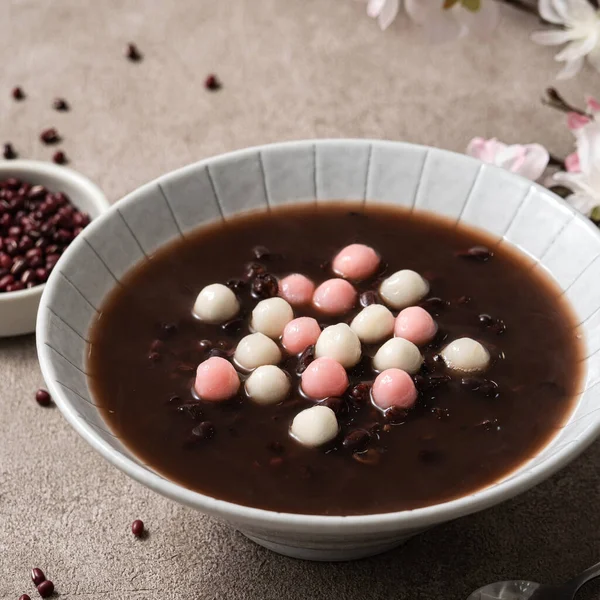 Zbliżenie Czerwono Białe Tangyuan Tang Yuan Kleiste Kulki Ryżowe Pierogi — Zdjęcie stockowe