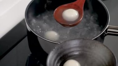 Kış Gündönümü ve Yuanao Festivali için geleneksel büyük lezzetli tangyuan, tang yuan, pirinç köftesi pişirme ve kaynama.