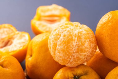 Güzel ve zarif mandalina, bambu süzgeçli, havadar mavi arka planda izole edilmiş, yeni modern Çin Yeni Yılı konsepti, yakın çekim, uzay kopyalama